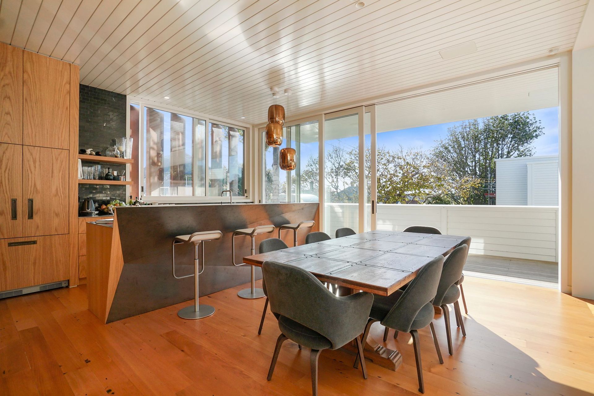 The kitchen space is well defined and modern. Clean, uncomplicated materials allow the different elements of the kitchen to flow together and give an innately contemporary feel, without compromising the homely atmosphere.
