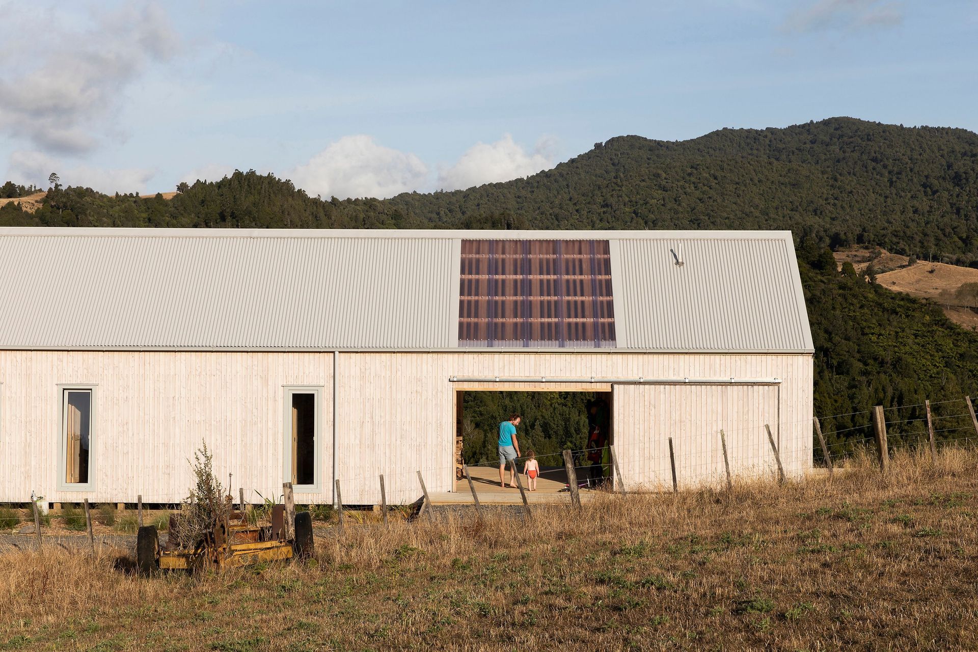 The outdoor room in the southern end of the building provides an interstitial space between the main house (left) and the guest bedroom/office (right).