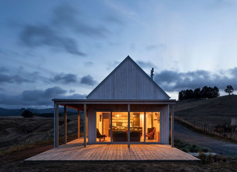 Karangahake House: A Silver Barn on the Edge of the Forest