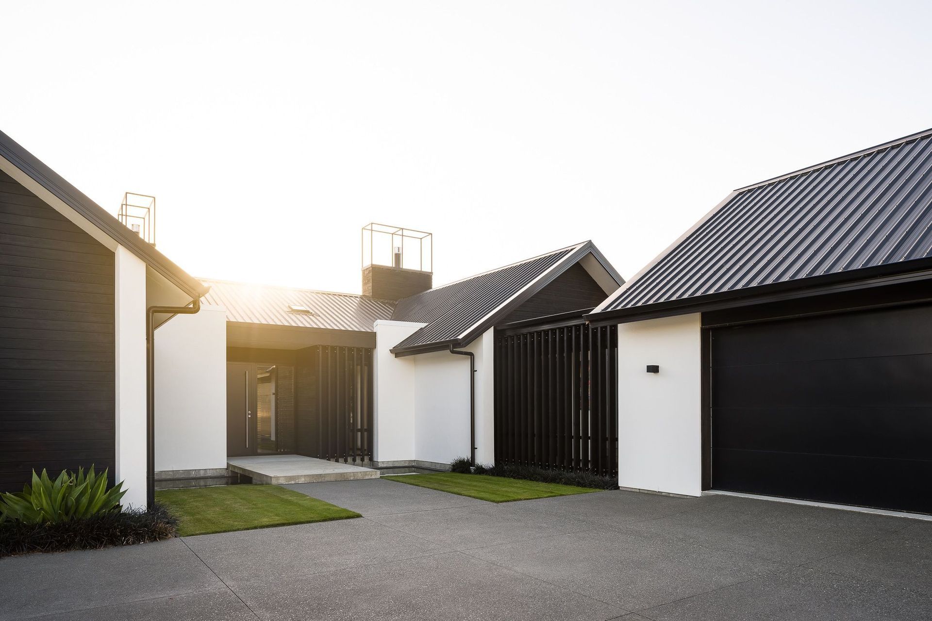 Dark-stained cedar was teamed with a white plaster finish to create a dichromatic colour scheme.