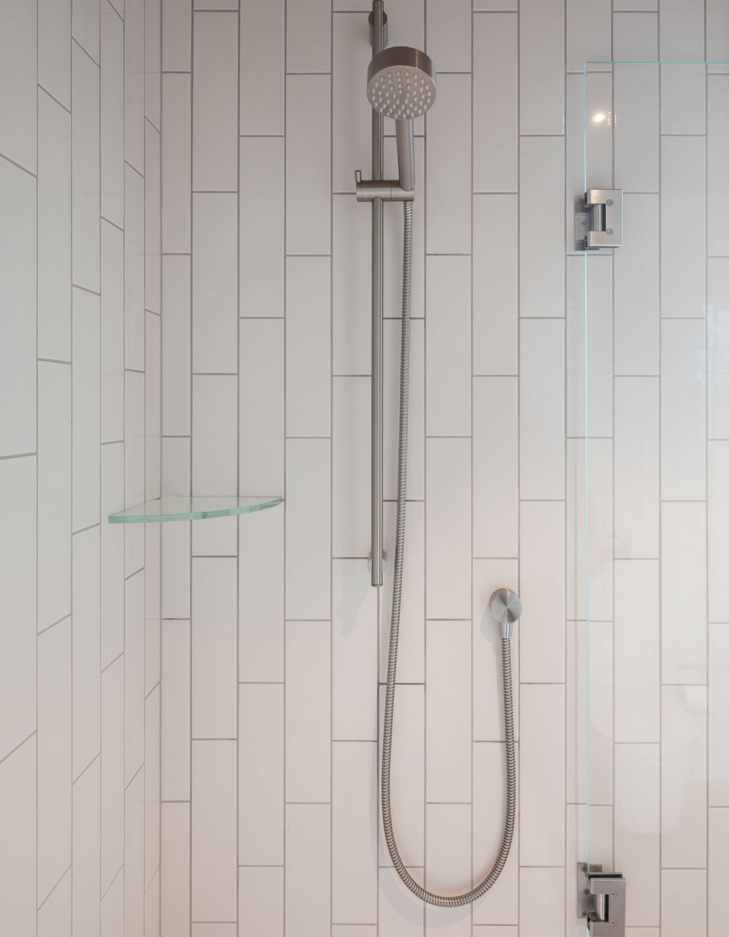 Main Bathroom - 21 Shower Slide &amp; Head w/ 207 Outlet