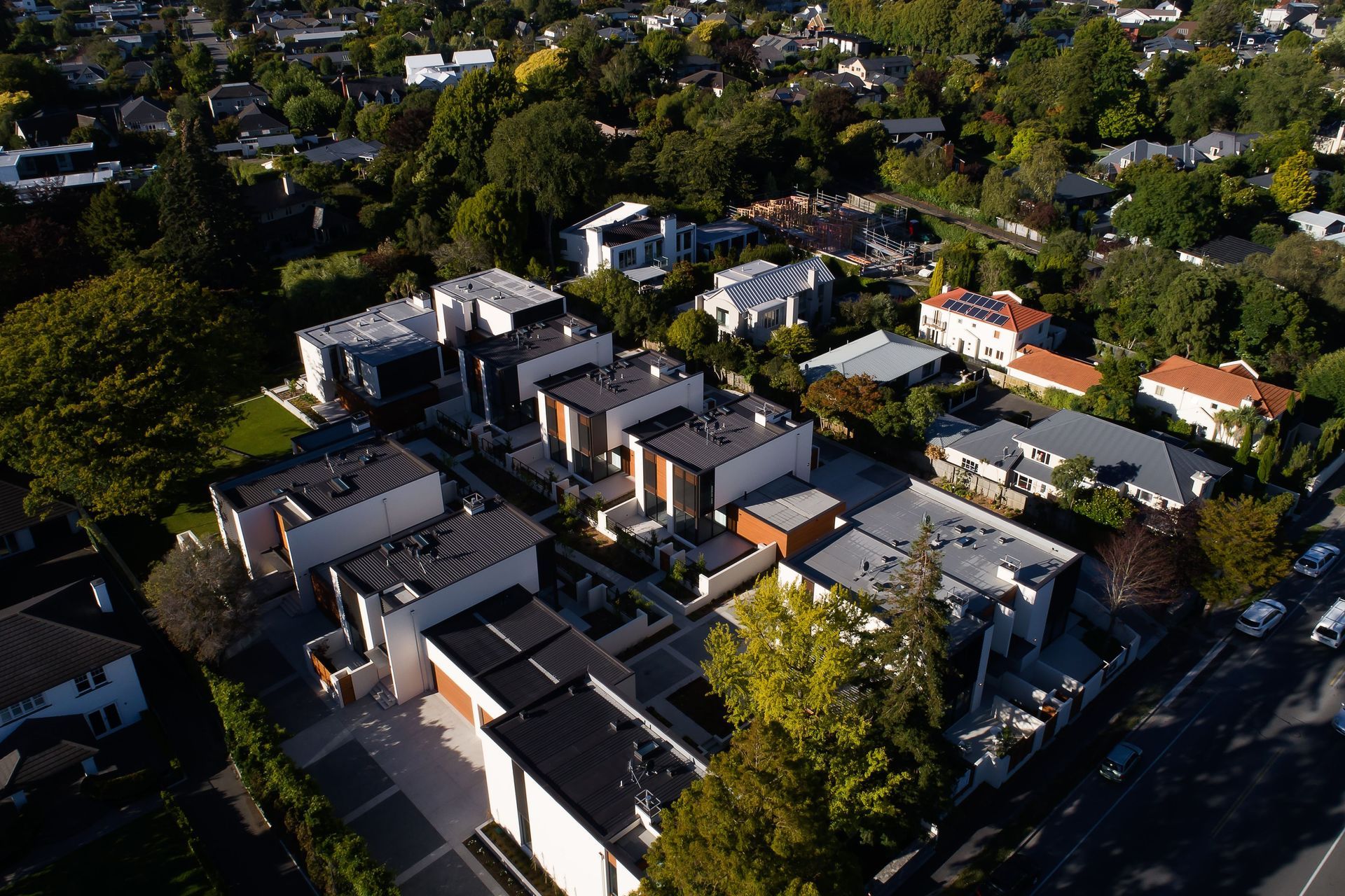 The riverside site spans 5,500m2, with the houses sited along the east and west boundaries to form a central green belt. 