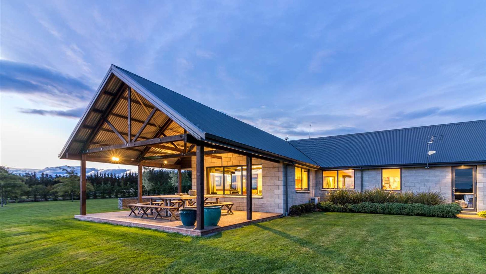 Lodge Style Loburn banner