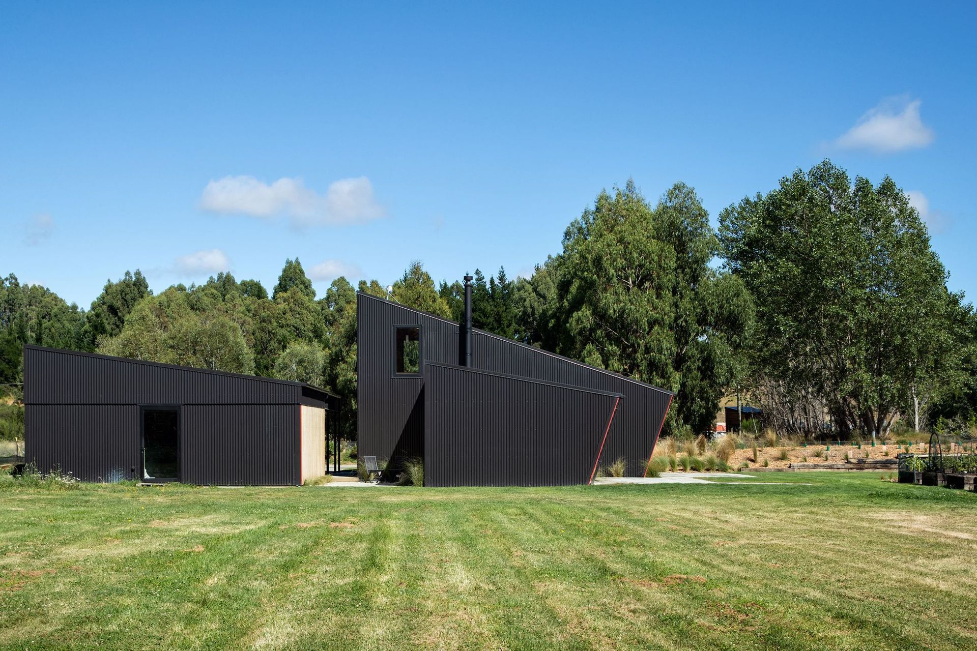 Located in an area that sprawls out from Wanaka and is bordered by the Grandview mountain range, the landscape is large and it was important to create simple forms that had clarity in their context. 