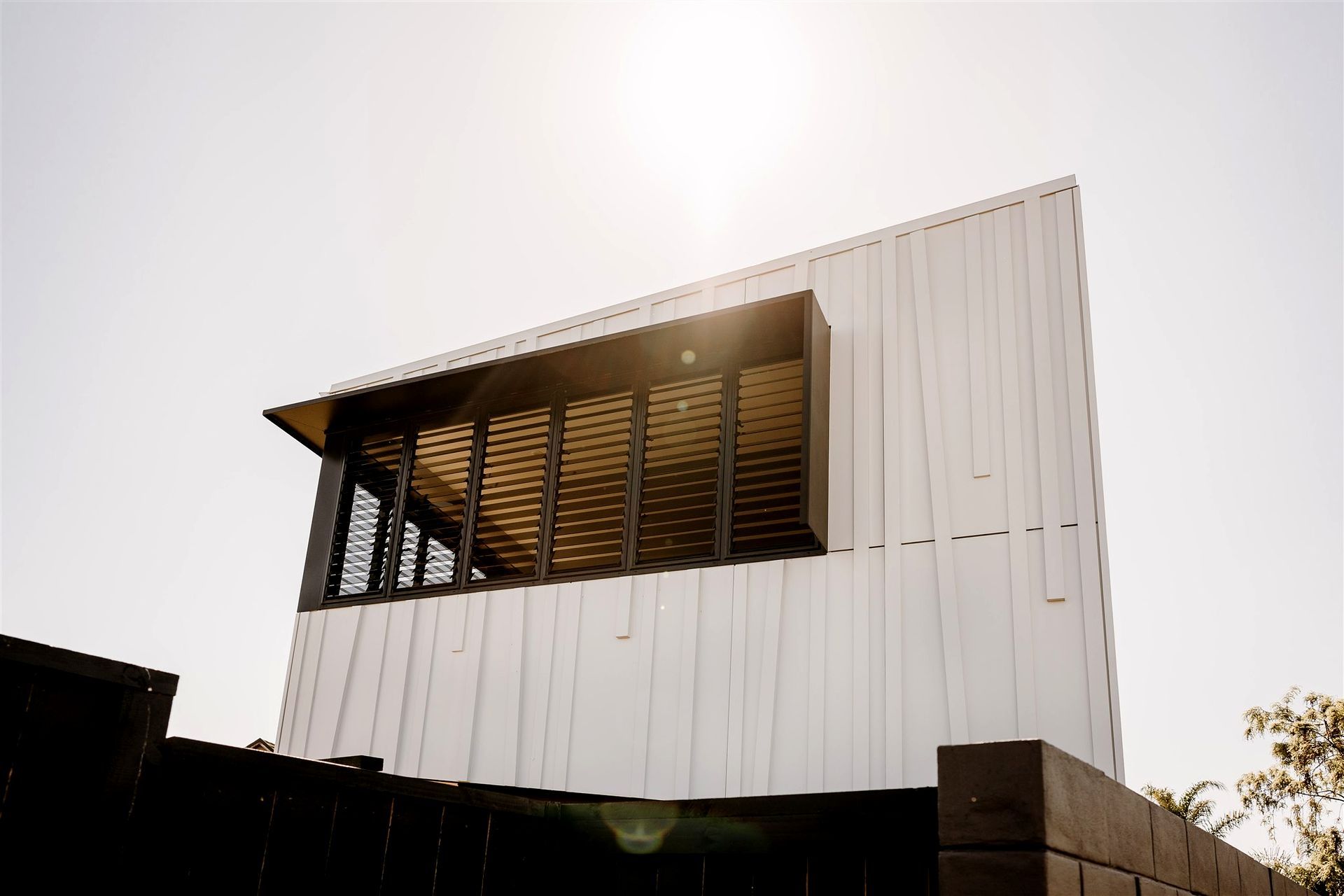 Here, black and white are contrasted in a variety of materials that enhance the textural elements of this monochromatic exterior palette.