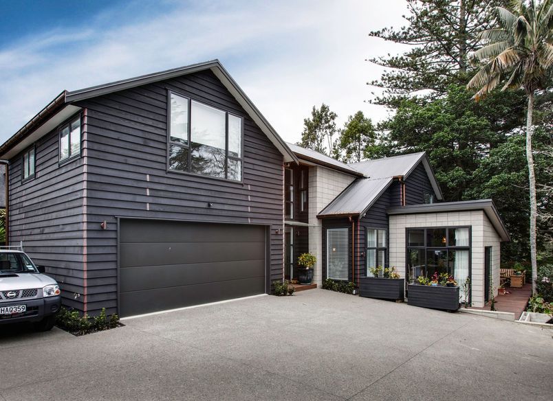 The Macleans Apiarists