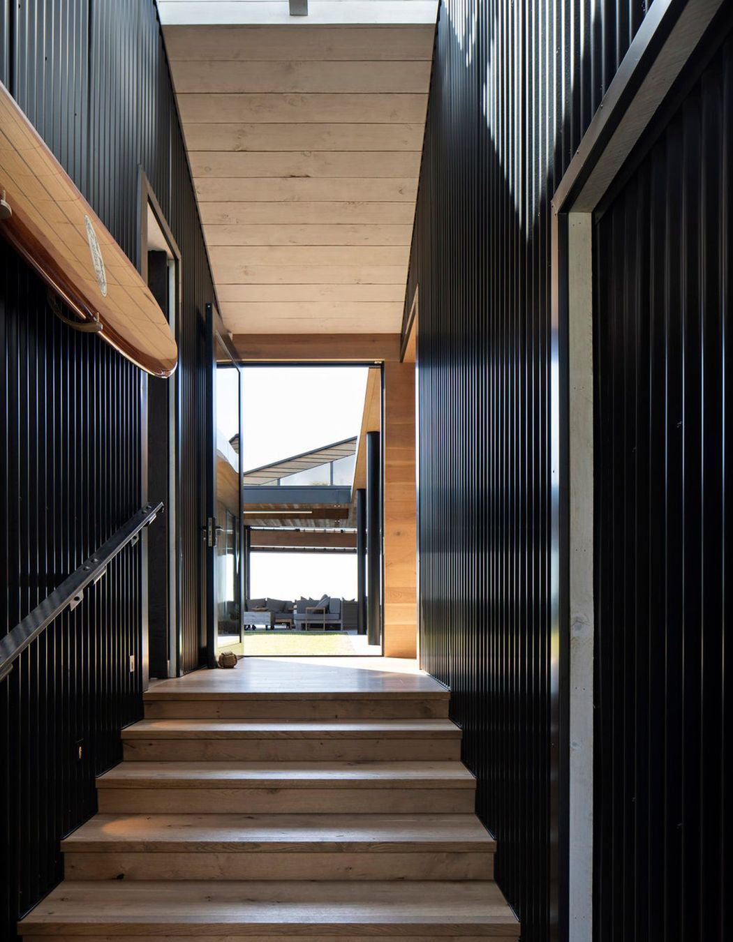 Made up three separate buildings or pavilions, this house offers an array of social and private areas.