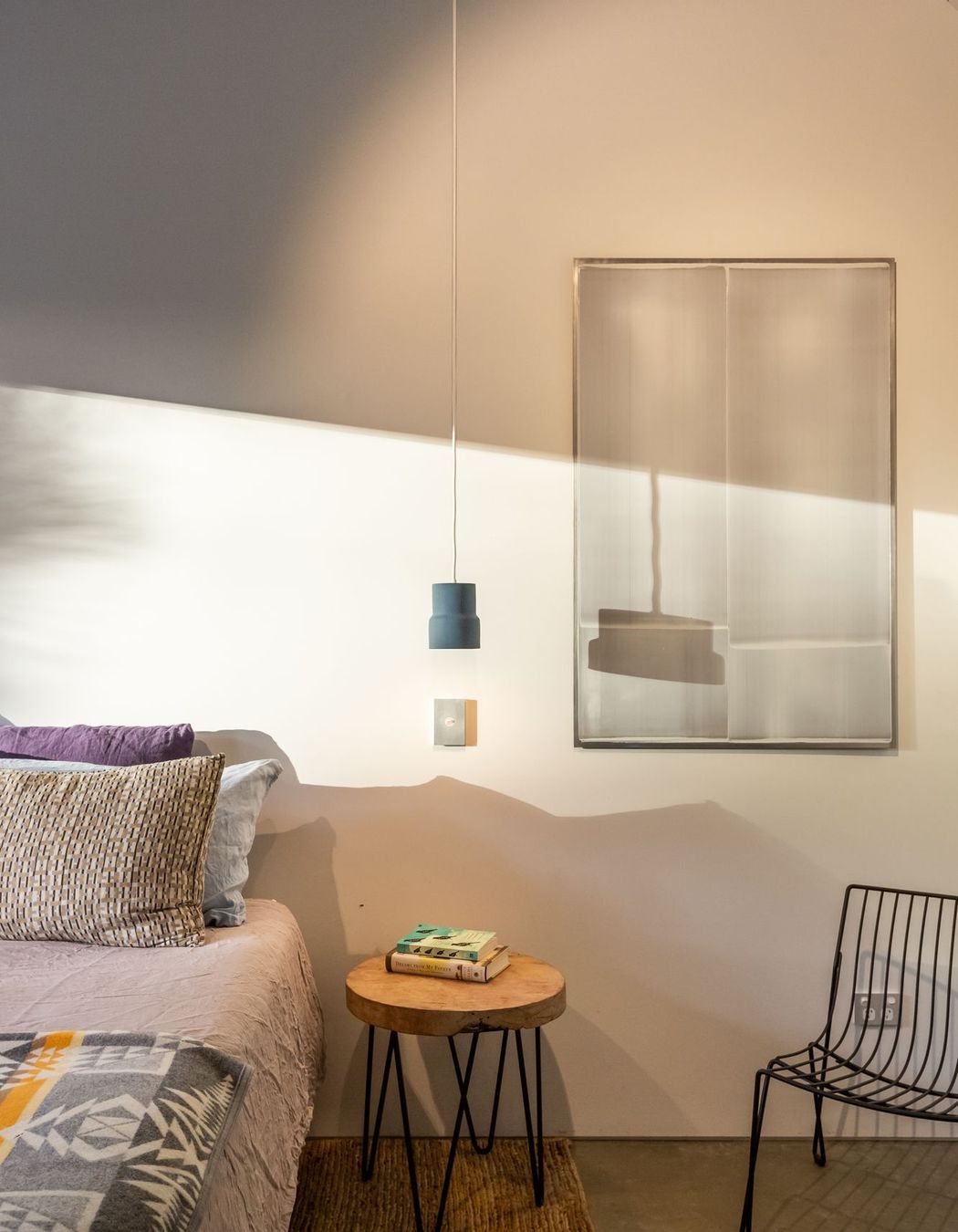Light colours and simple materials create a calm, relaxed asethetic. 