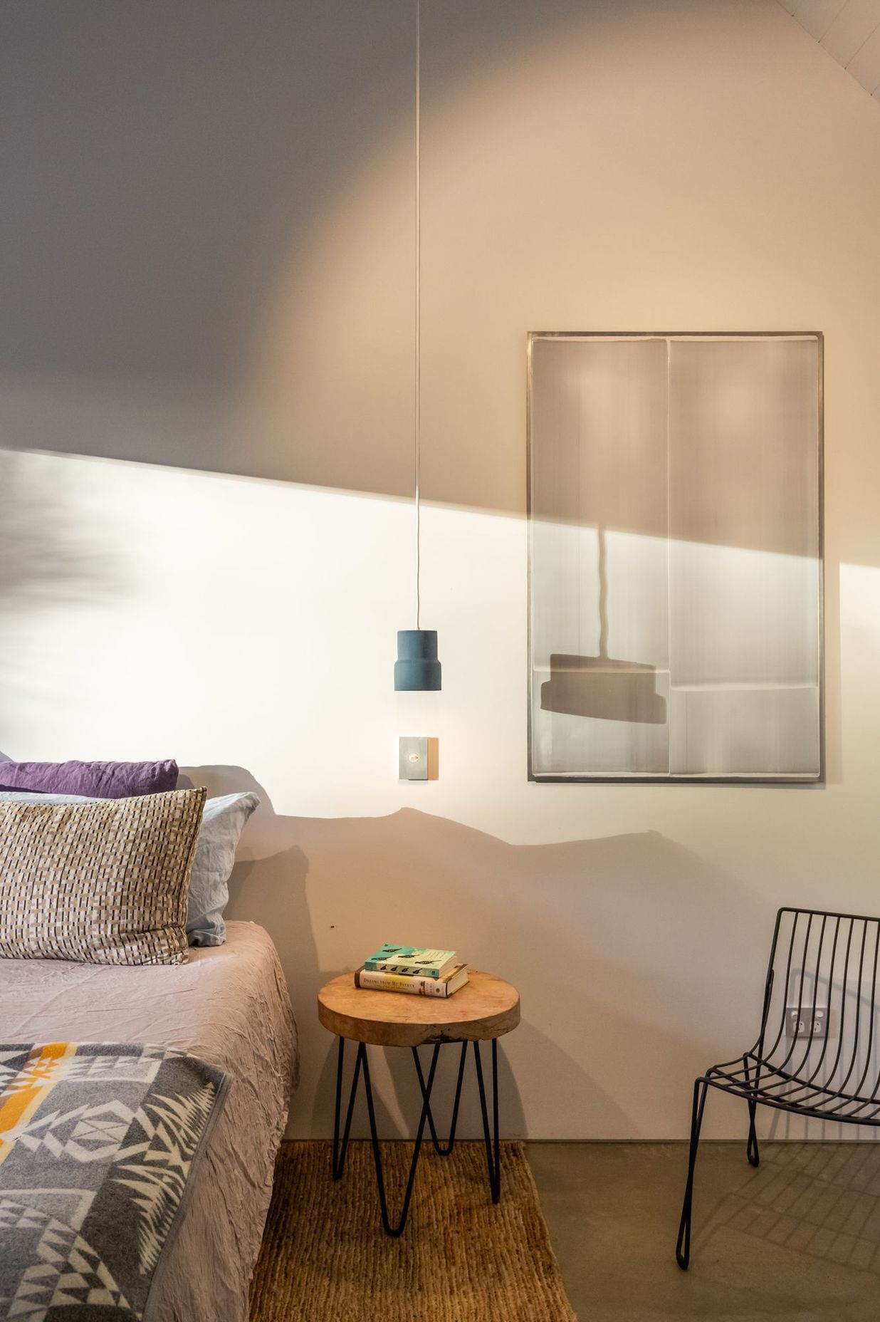 Light colours and simple materials create a calm, relaxed asethetic. 
