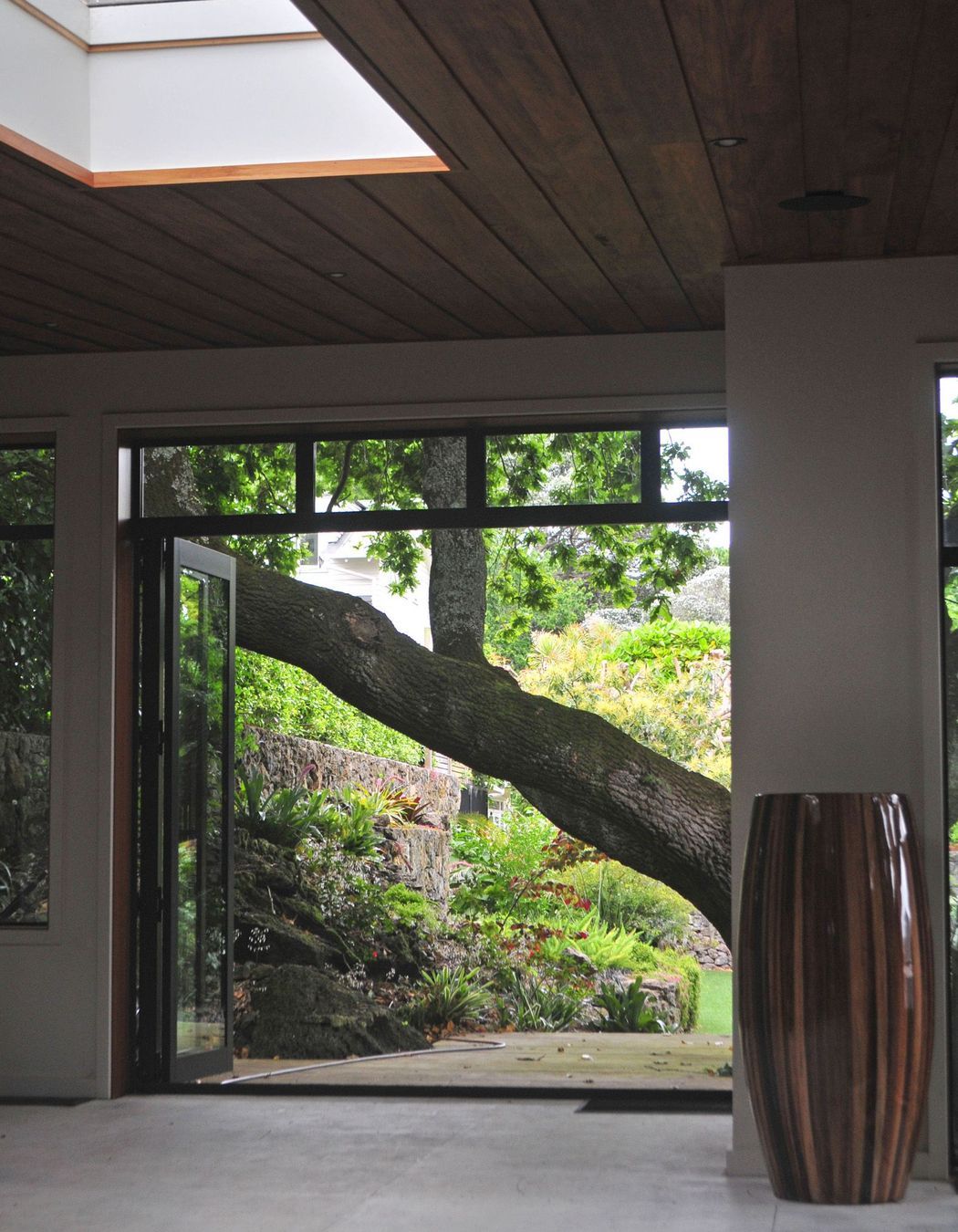 The existing oak was well intergarted to become a key feature linking house and garden