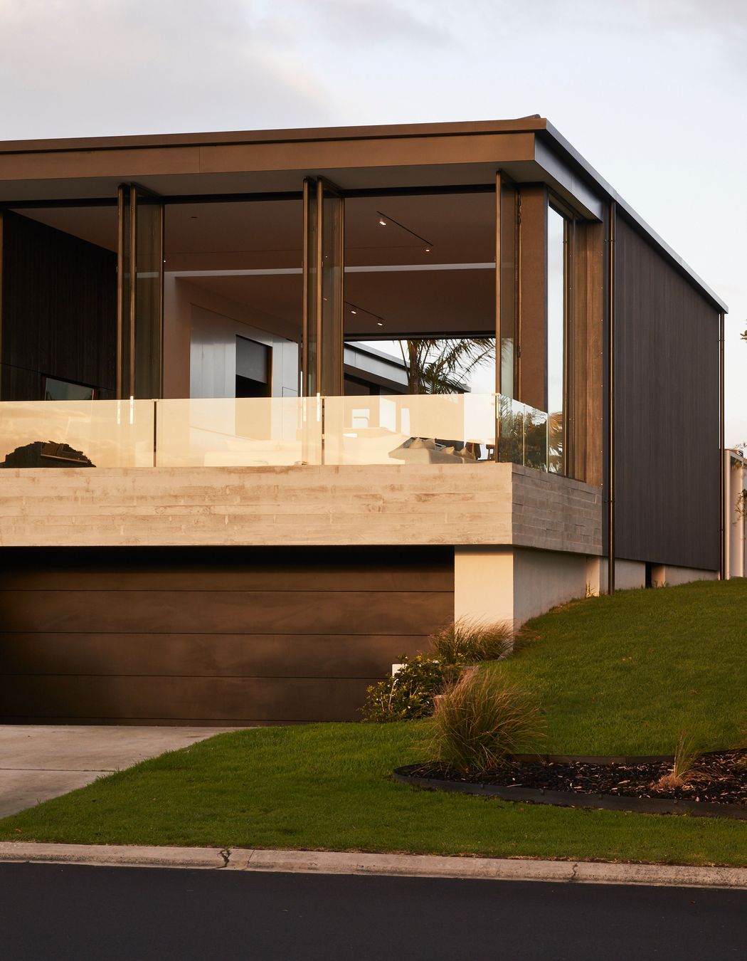 Thanks to the site's natural slope, the architect was able to position the garage underneath the main house, thus maximising the building platform without sacrificing living space.