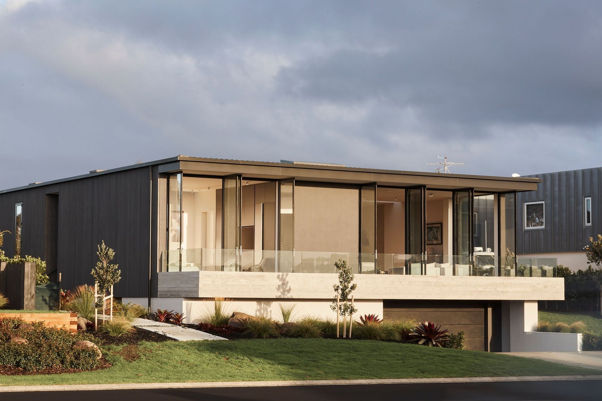 Located in the beachside suburb of Omaha, this house needed to function both as a holiday home for family and friends and as an eventual full-time residence for when the ex-pat owners return to New Zealand.