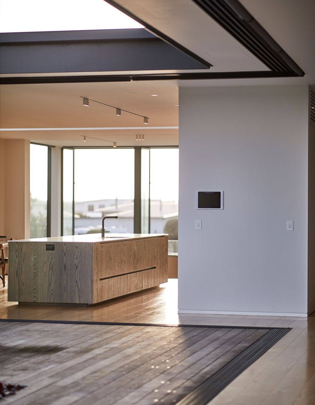 The client wanted a seamless transition between indoors and out. The architect used the highest point of the site to determine the level of the main floor.