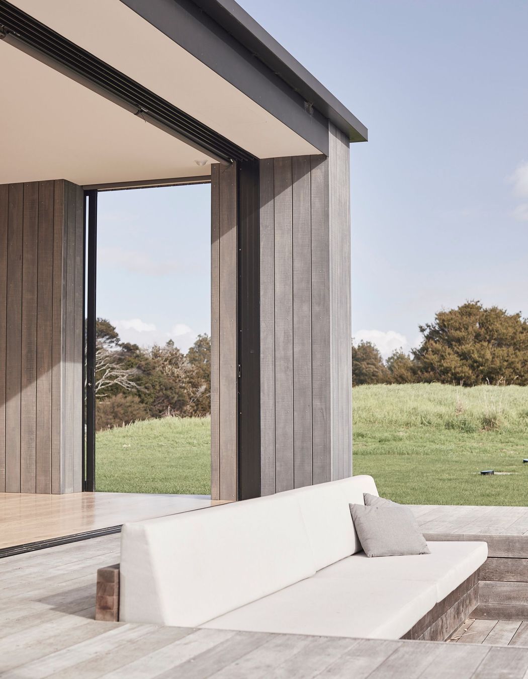 Setting the level of the main floor at the same height as the highest point of the property enabled the architect to fully maximise the entire rear half of the site and create a real connection between the house and the large outdoor entertaining area.