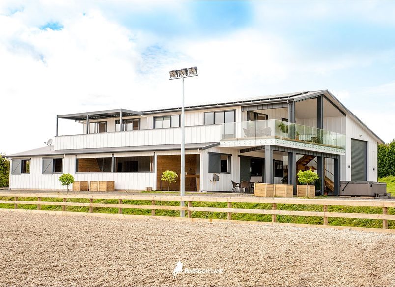 Karaka barn with stables & apartment