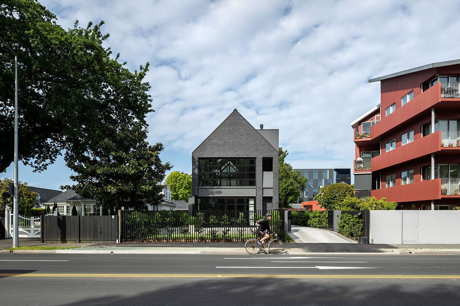 Park Terrace House is sited between an original home and a new multi-unit development in central Christchurch, located opposite the Avon and Hagley Park.