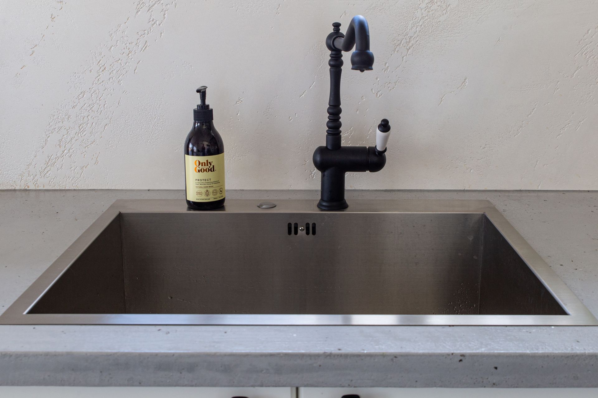 White textured polished plaster splashback.