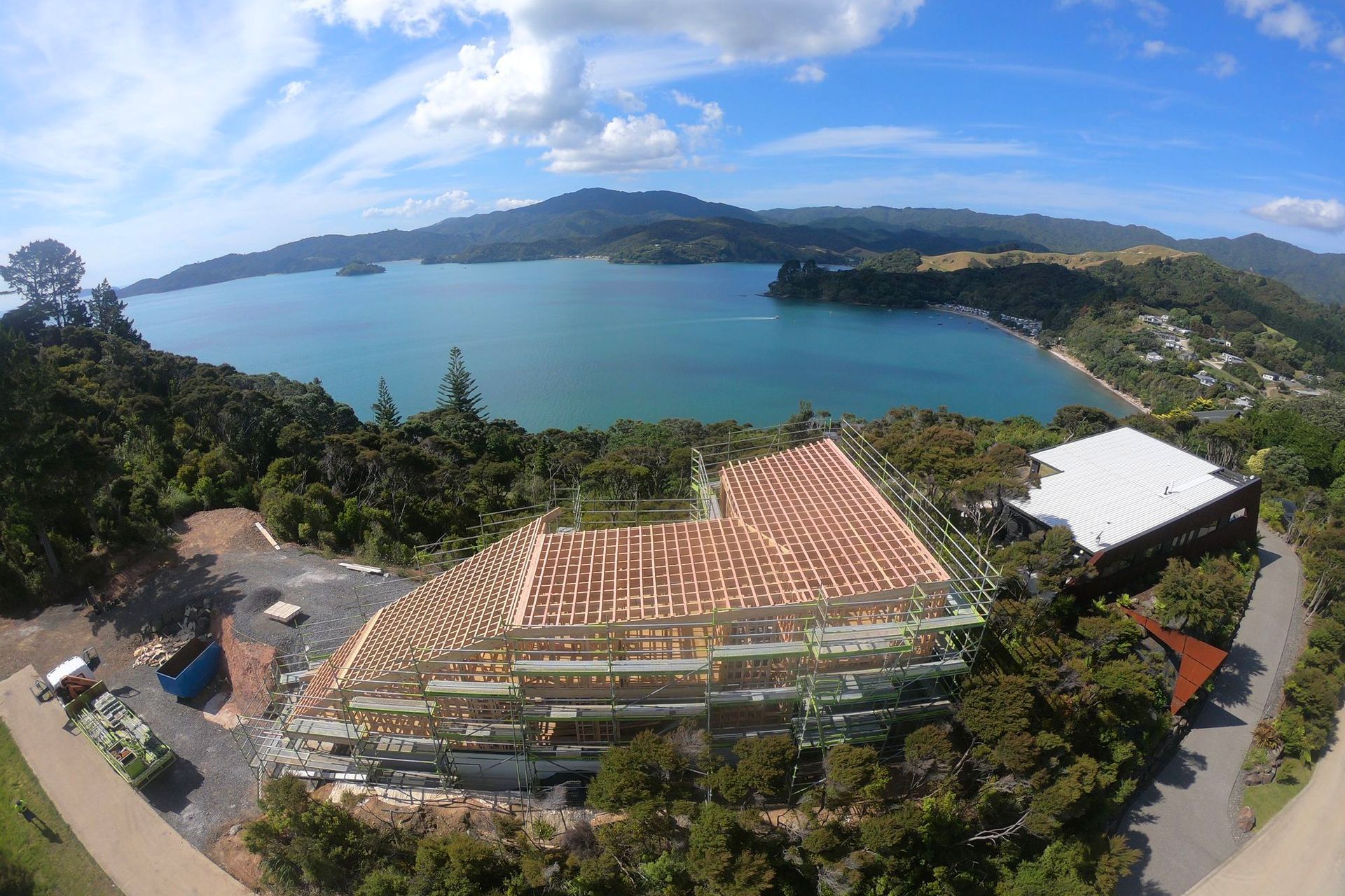 Another shot of the Kerr Ritchie Architects Wyuna Bay house. Amazing water views on either side. Here are the bare bones of the roof structure on which we installed Trimrib® TS .55 COLORSTEEL® MAXX® in ‘Ironsand’ . Photo credit to Sean King "Kiwi Way