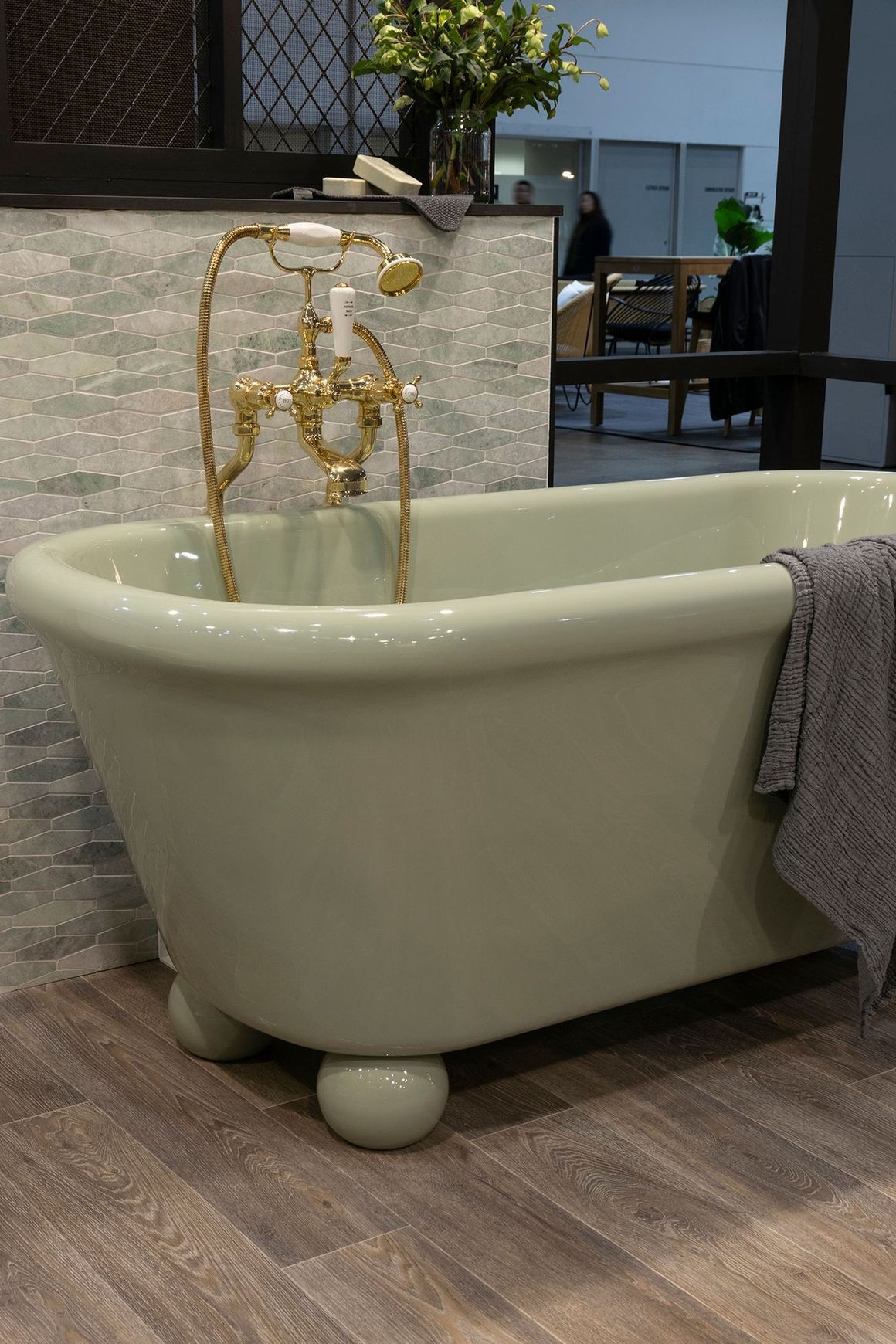 Rockwell Bath with Feet