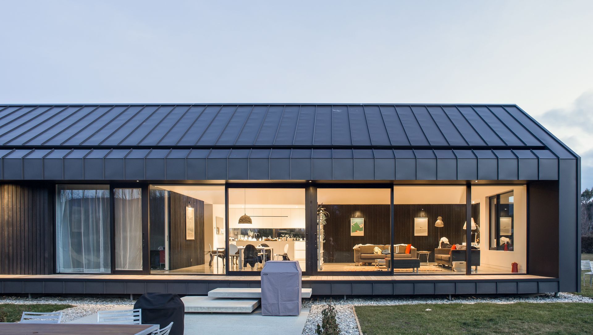 Roof to wall detail with Eurotray® Angle Seam banner