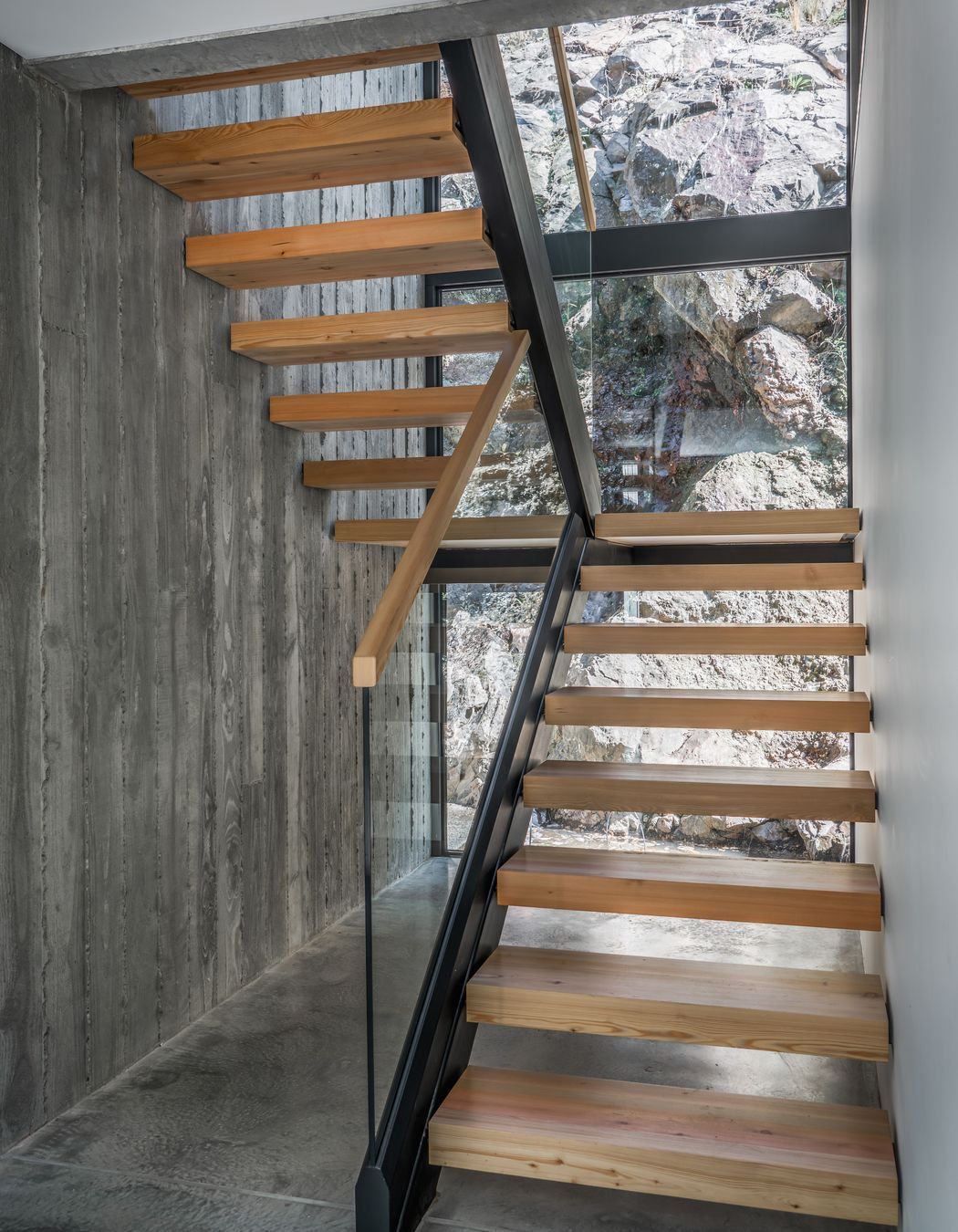 An exposed concrete wall creates a strong synergy between interior and exterior.