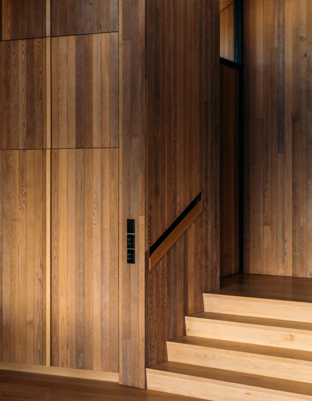 Rather than rely on colour and artworks, the architect has let the natural grain of the cedar provide visual interest.