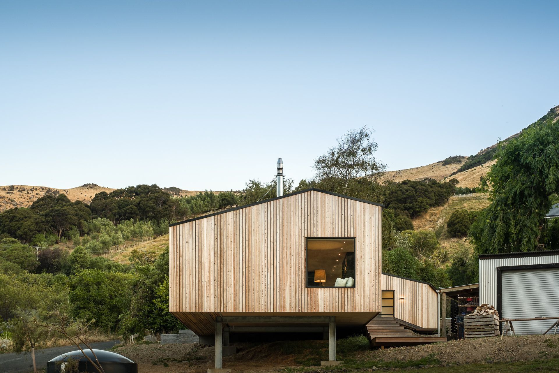 Sea Call was located at the top of the site with the floor cantilevering out from the hillside and the structure kept 'clean' with the use of a couple of simple steel frames.