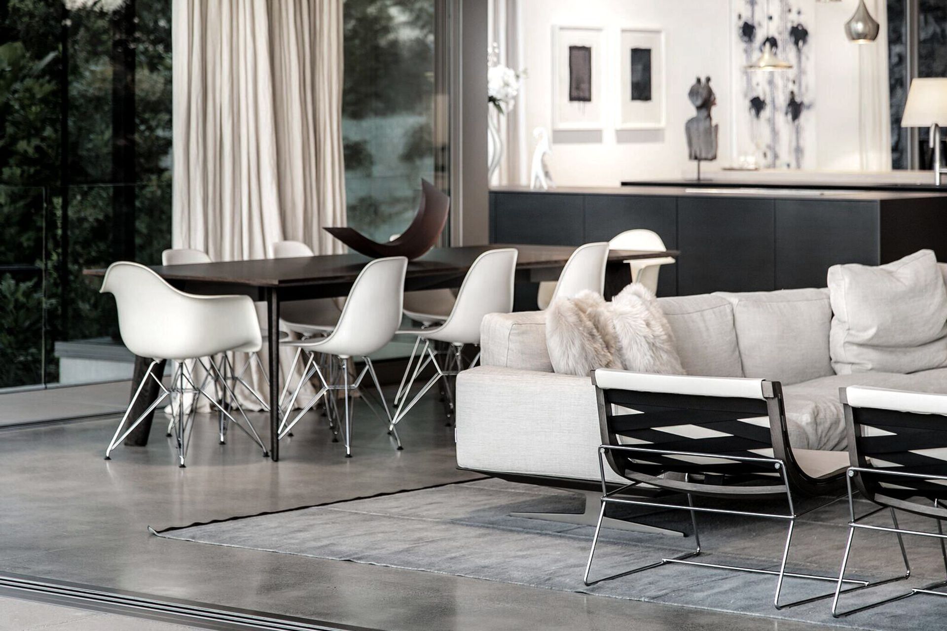 An important but restrained design feature of the living area is a large, soft grey rug that matches the polished concrete floor and helps to pull together the furniture and architecture into a cohesive whole.