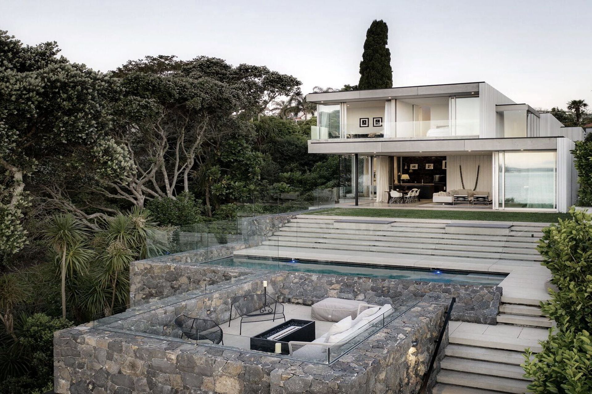 Sea Wall House has been laid out to capture views of nature and the architecture from every space, expecially the boats cruising by on the harbour, the neighbouring bush reserve and the swimming pool and outdoor lounge areas.