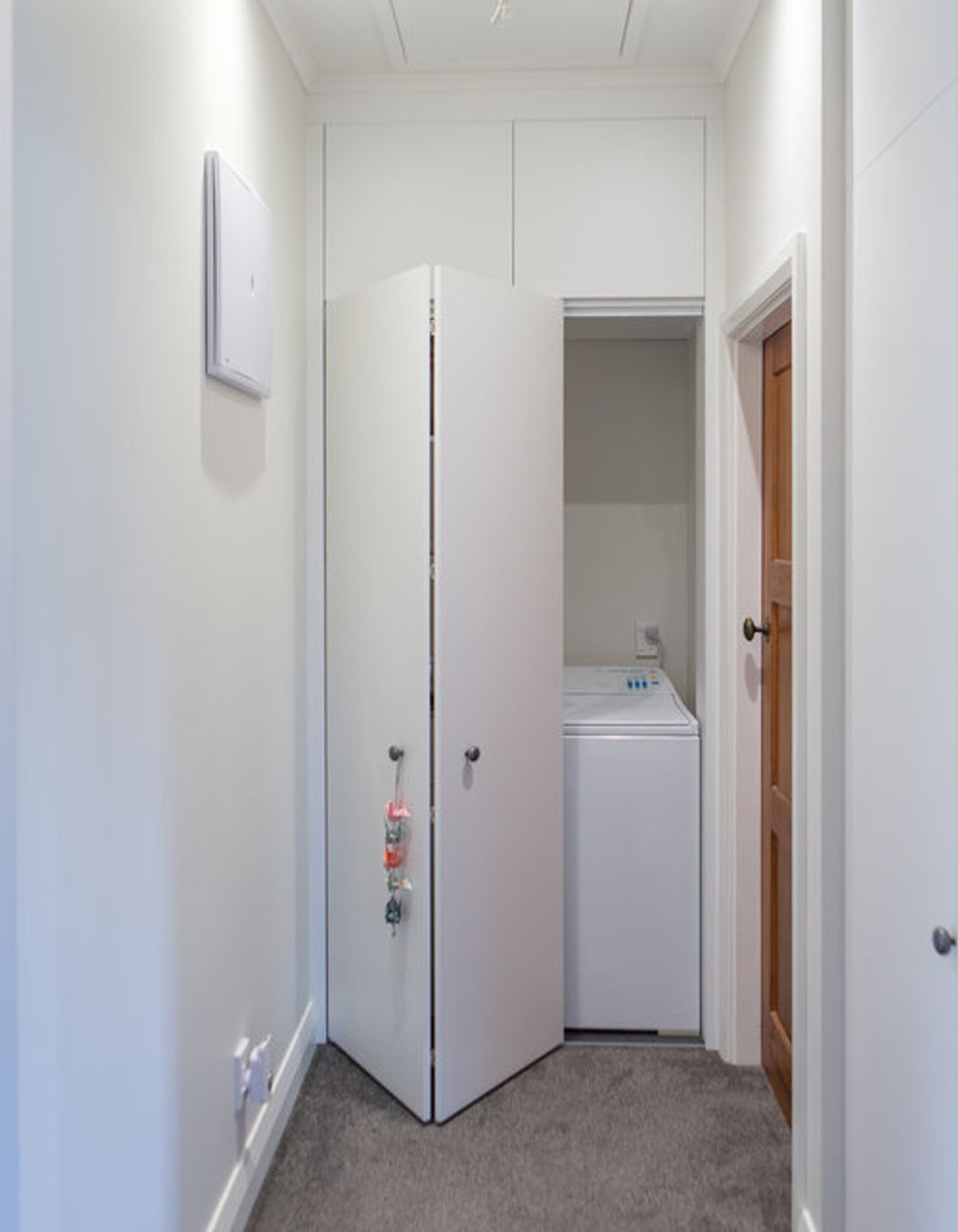 Clever use of space to integrate the laundry.