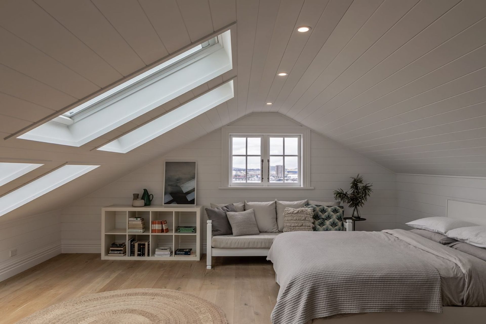 The attice is spacious and light due to large skylights and a neutral colour palette.