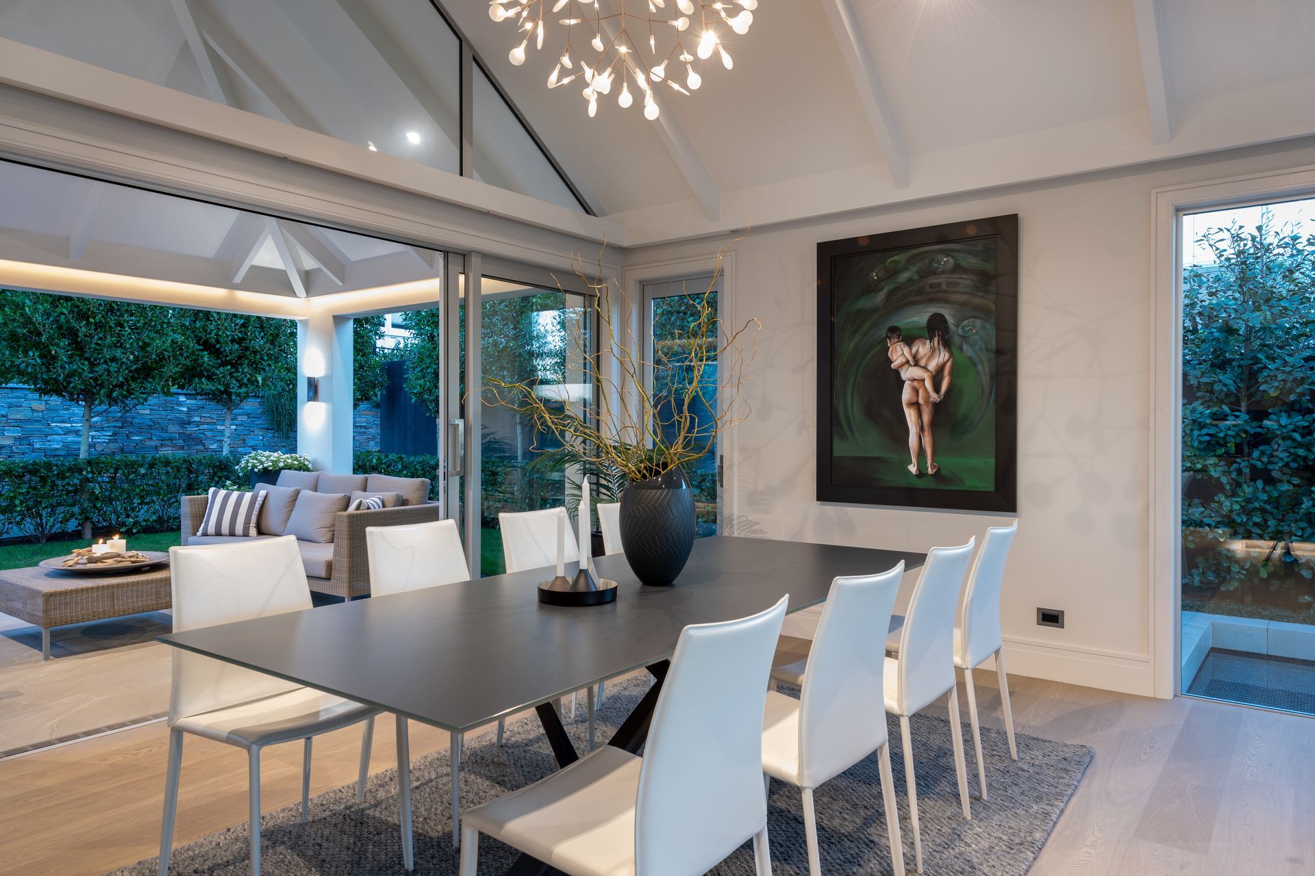 Dining room opening onto the loggia