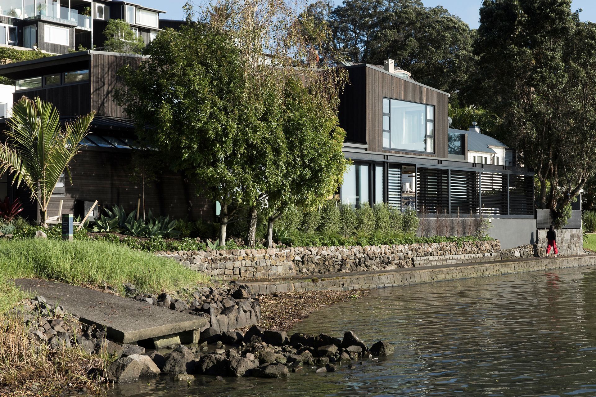 The house sits right on the water and is overlooked by houses above, making the roof a fifth elevation for the architects to consider.