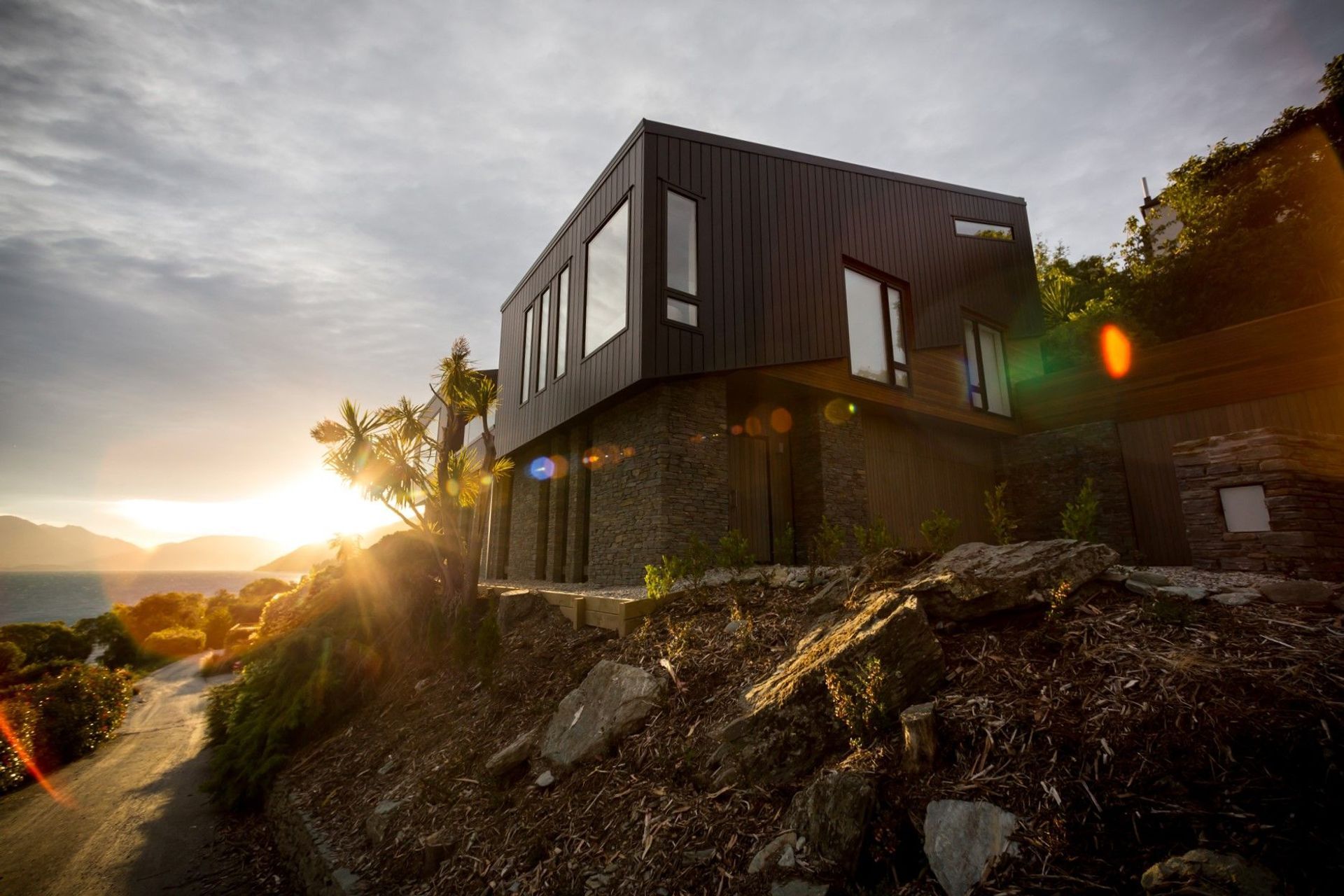 Working with the slope, orientation and dramatic 180-degree-plus views, the design methodology explored the shift and tilt of the rock strata, tilting and shifting materials and forms to create an abstraction.