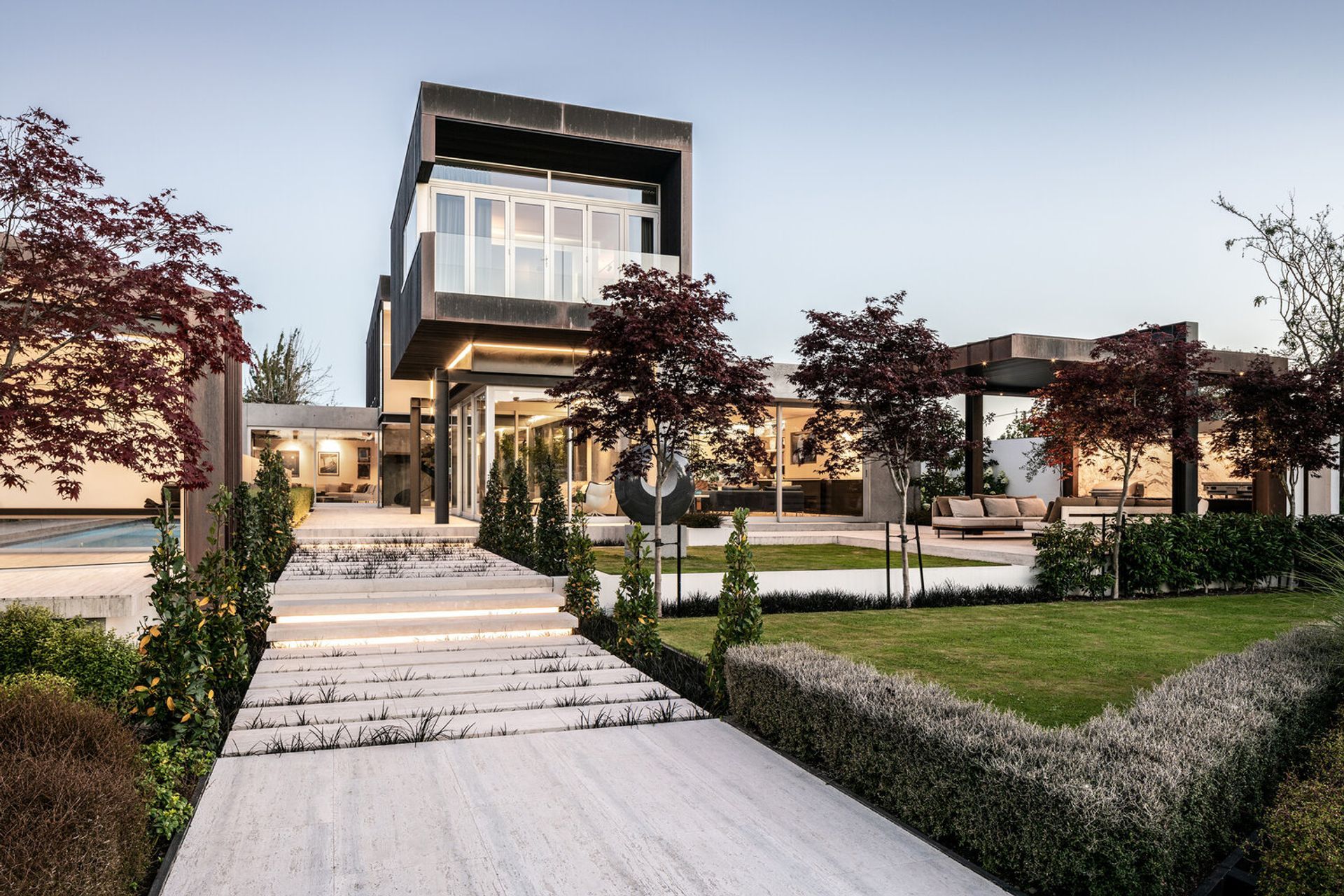 The landscaping cleverly brings water to the edges of the building, seeking to further blend the architecture into the stream’s edge and establish a strong connection to the water.