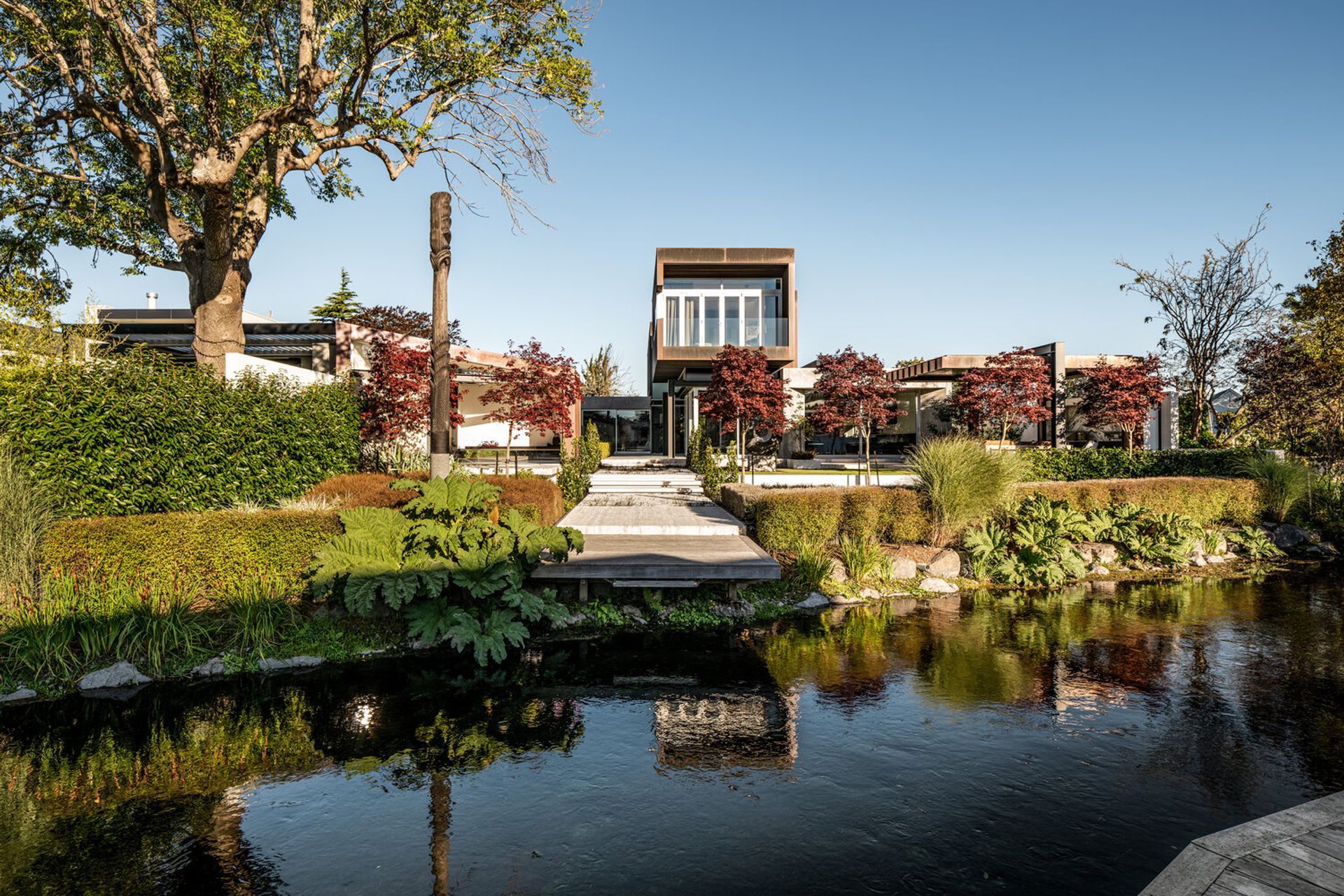 Situated on the banks of the Wairarapa Stream in Christchurch, this house uses architecture and landscaping to maximise the connection between the built environment and the natural environment.
