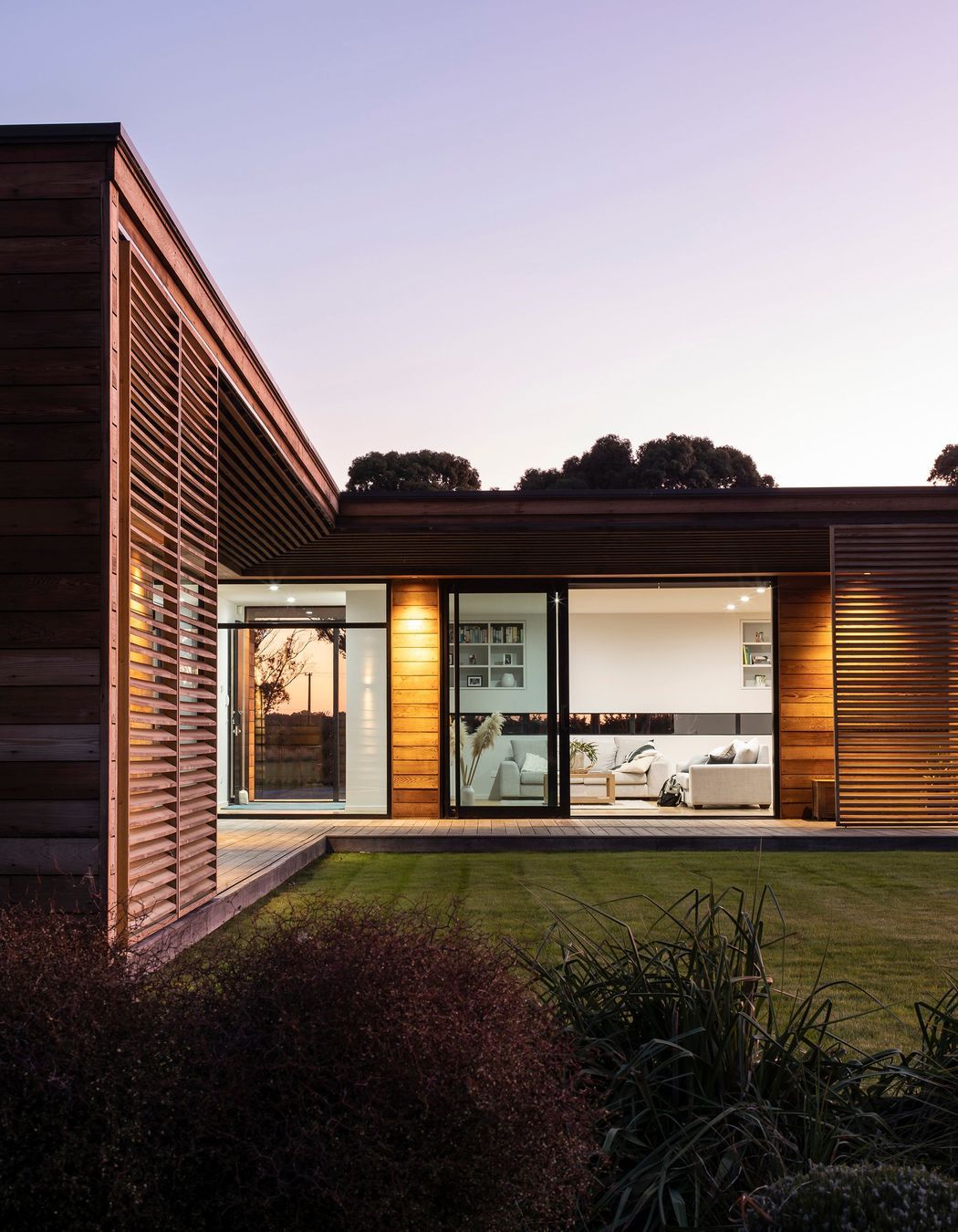 The living area seen from the lawn. Oiled cedar cladding adds warmth to the clean composition of the form.