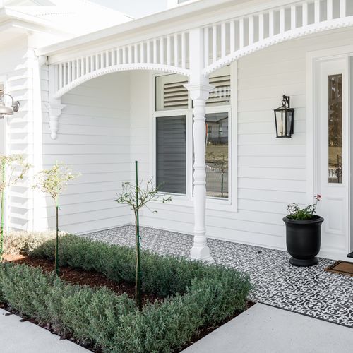 AV2d Turned Dropper Fretwork End Bracket