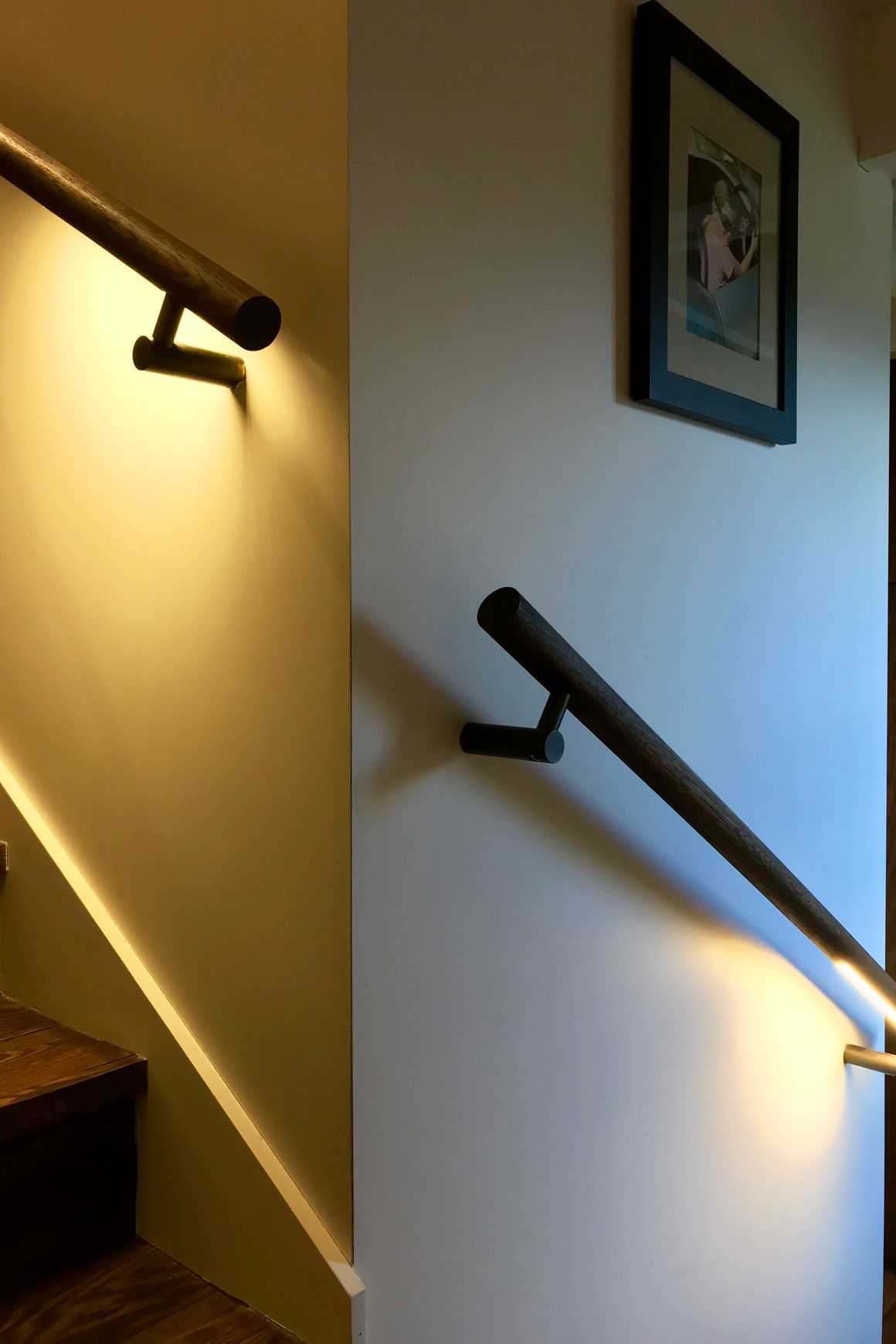 HB525 Stair Rail Bracket with Wiring Capability for Handrails
