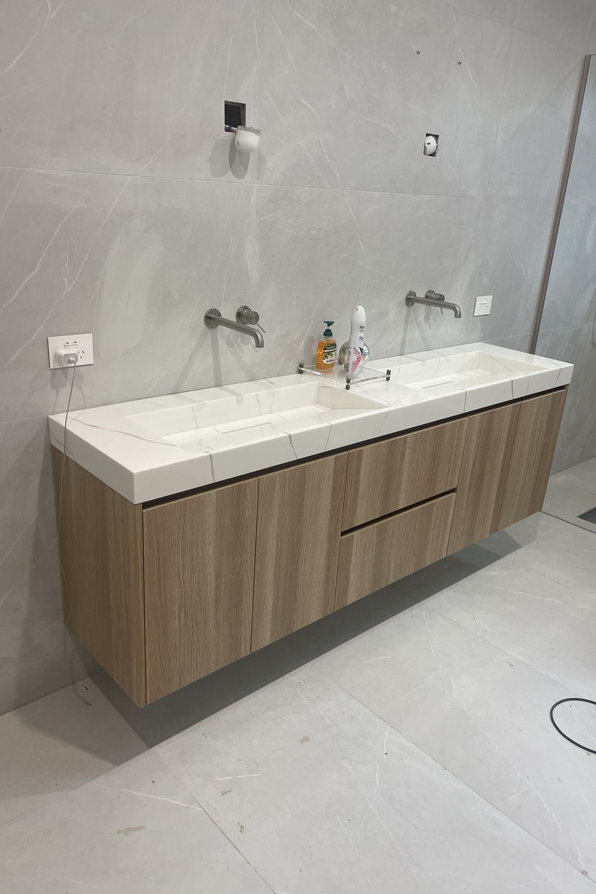 Ramp Basin Wide 1829mm Wall Hung B6072