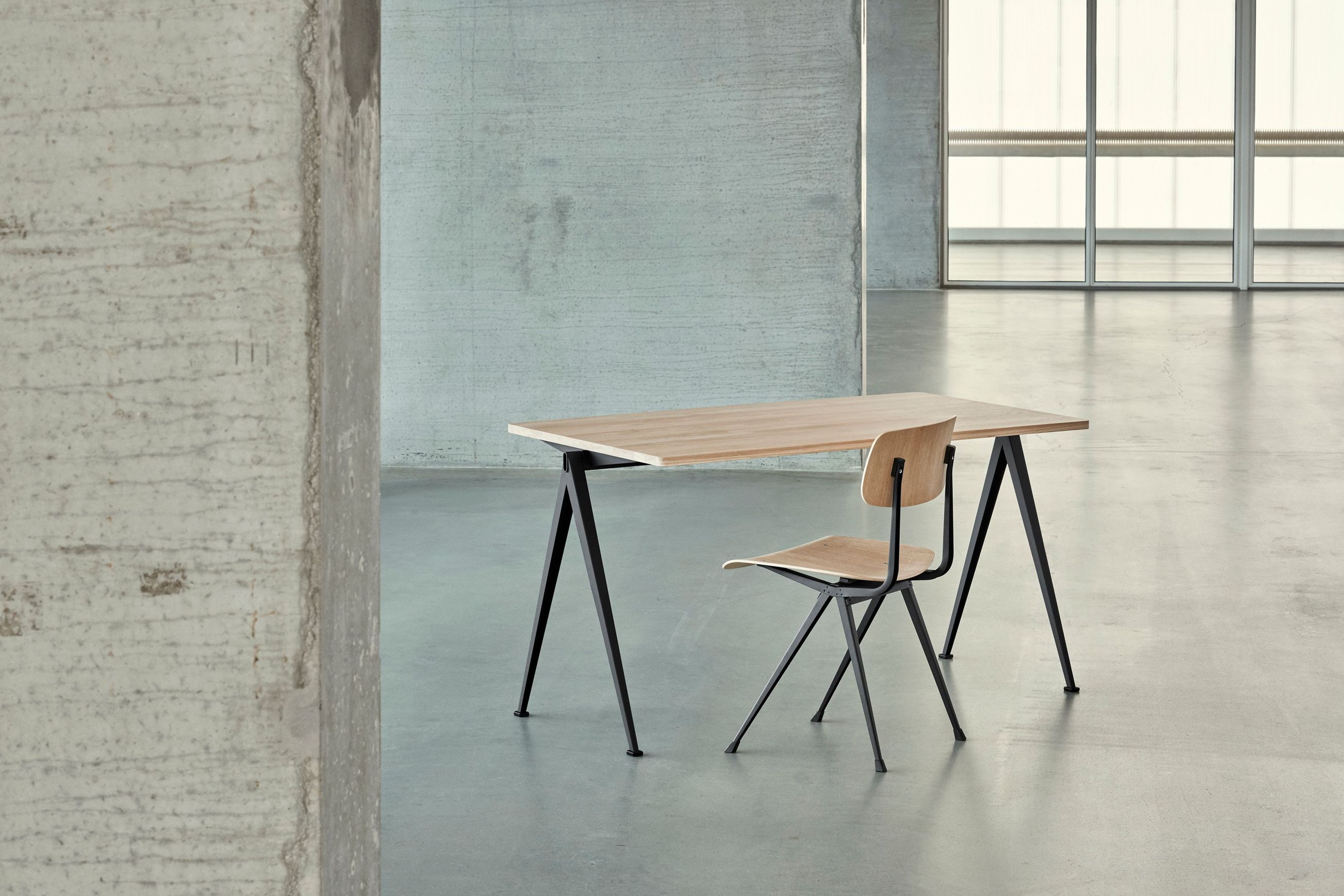Pyramid Desk 01 HAY 