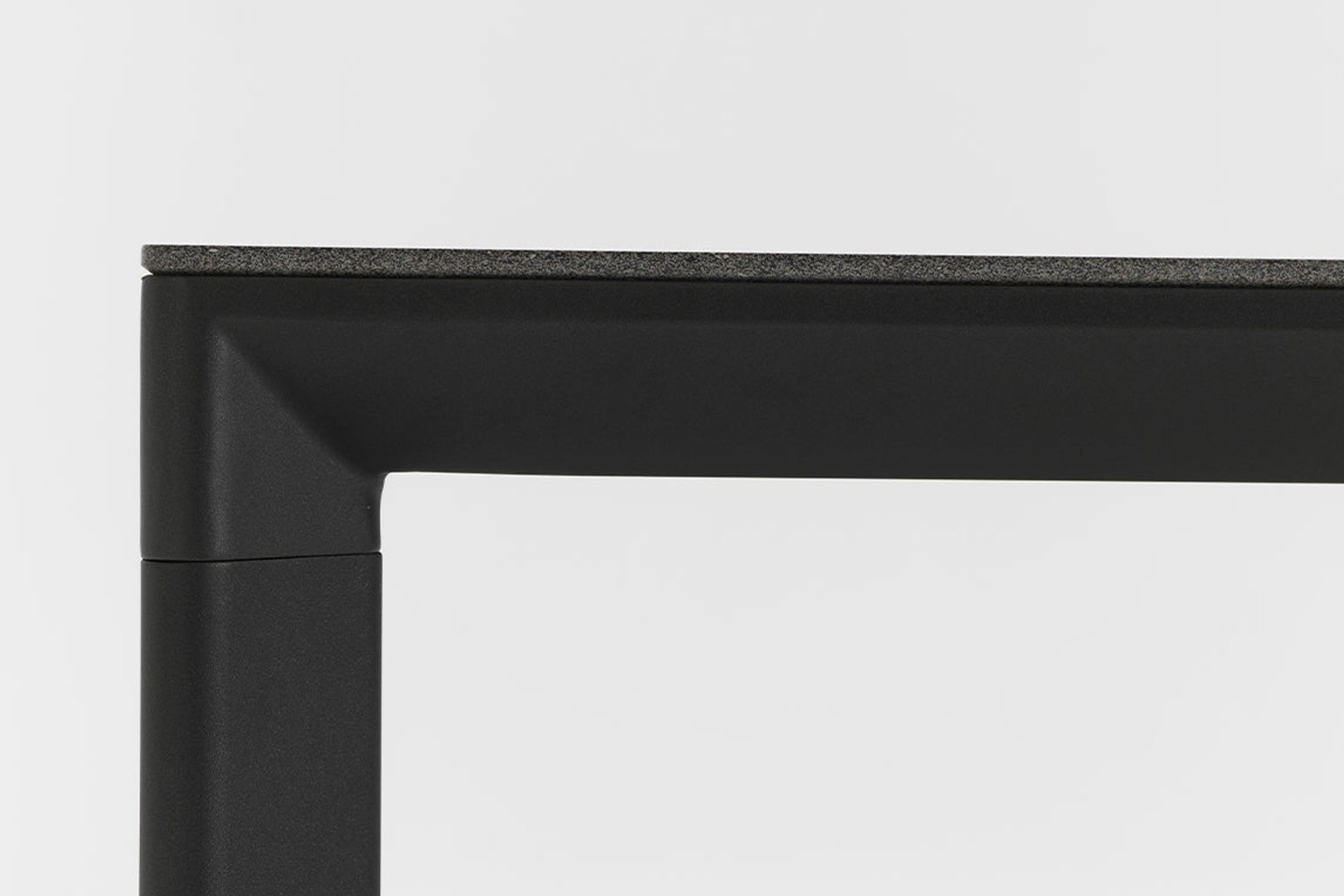 Addis | Ceramic Table