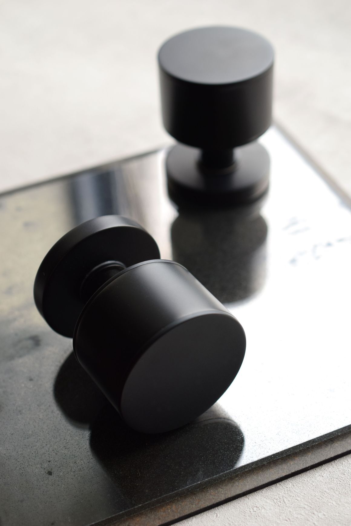 TS S2900 STACKED BARREL SOLID DOOR KNOB