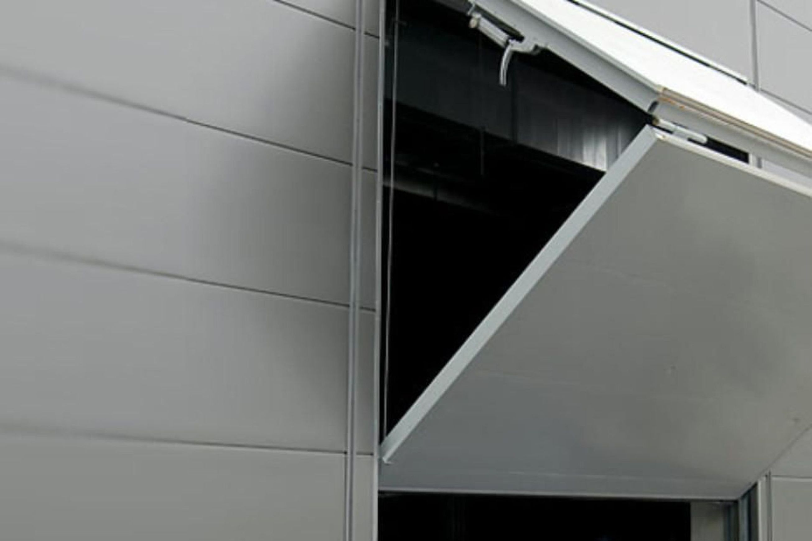 Motorised Horizontal Bi-Fold Screens | BeluTec