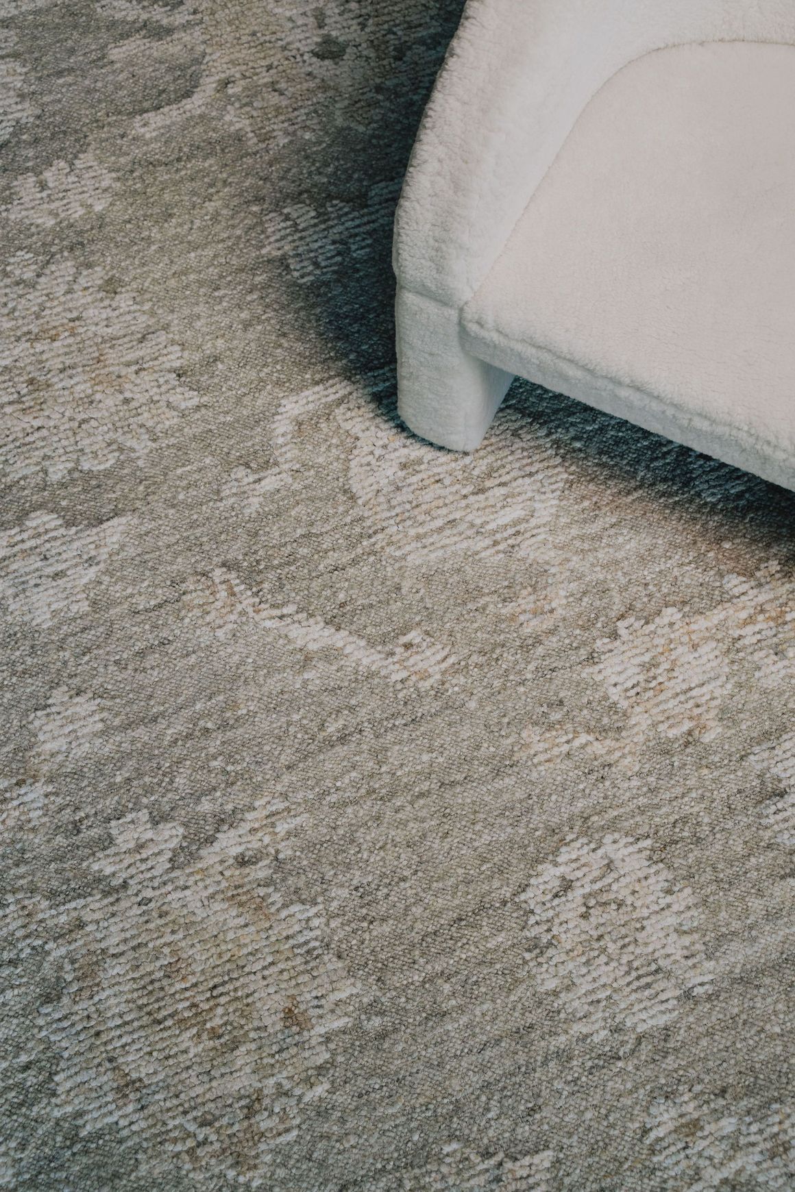 Olan Silver l Handknotted Rugs