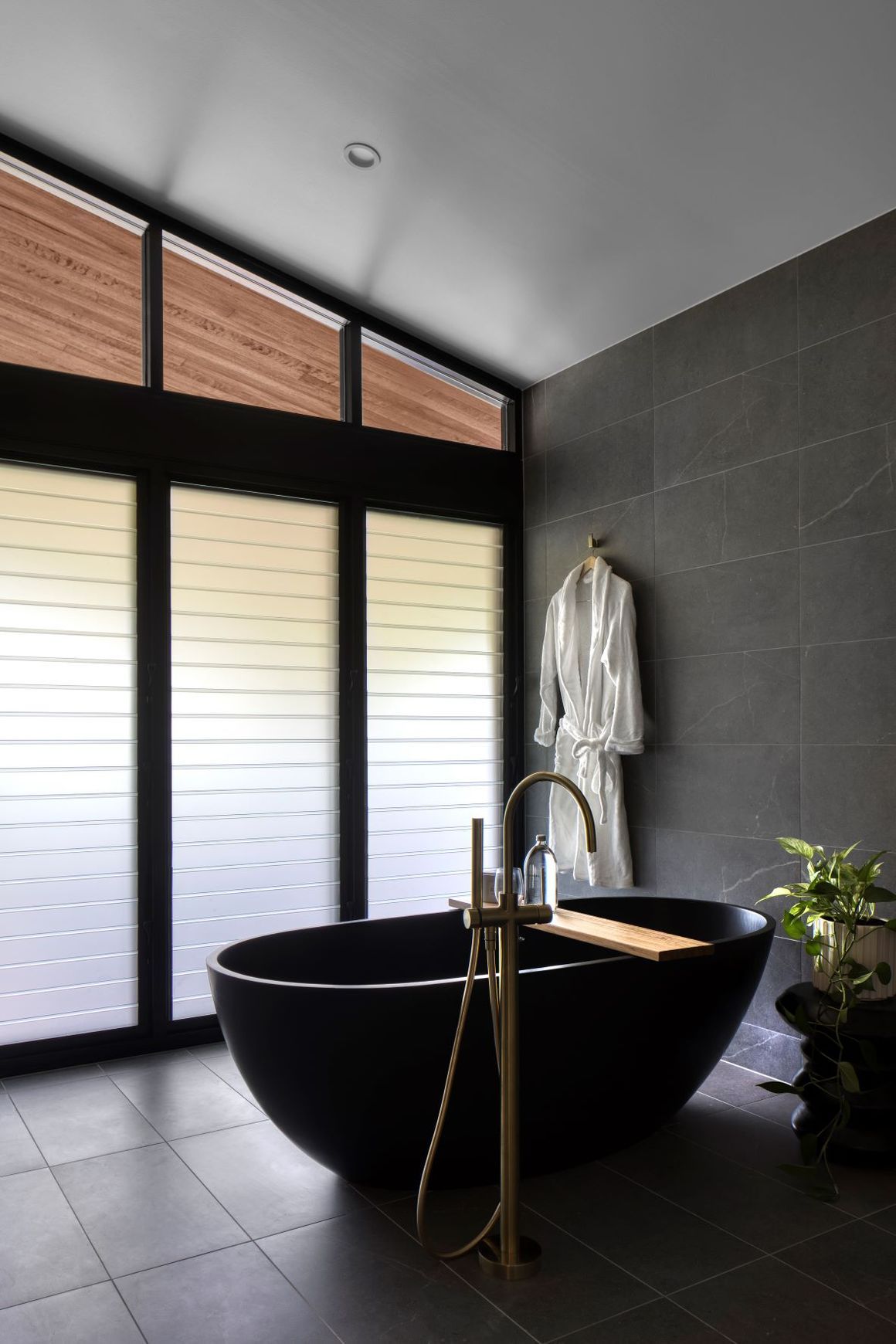B003 Large Black Hugi Bath 1780MM
