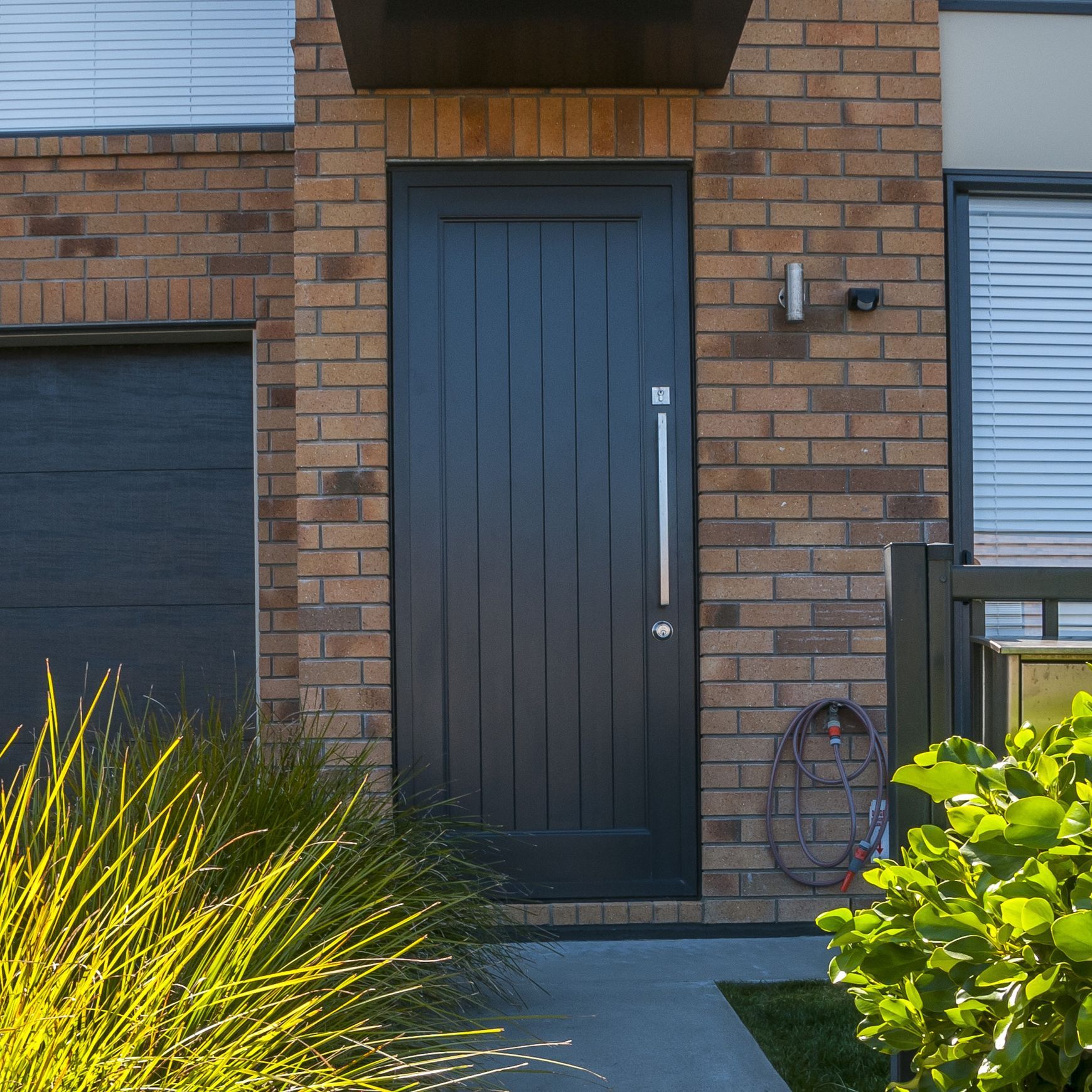 10TV Aluminium Modern Entrance Doors