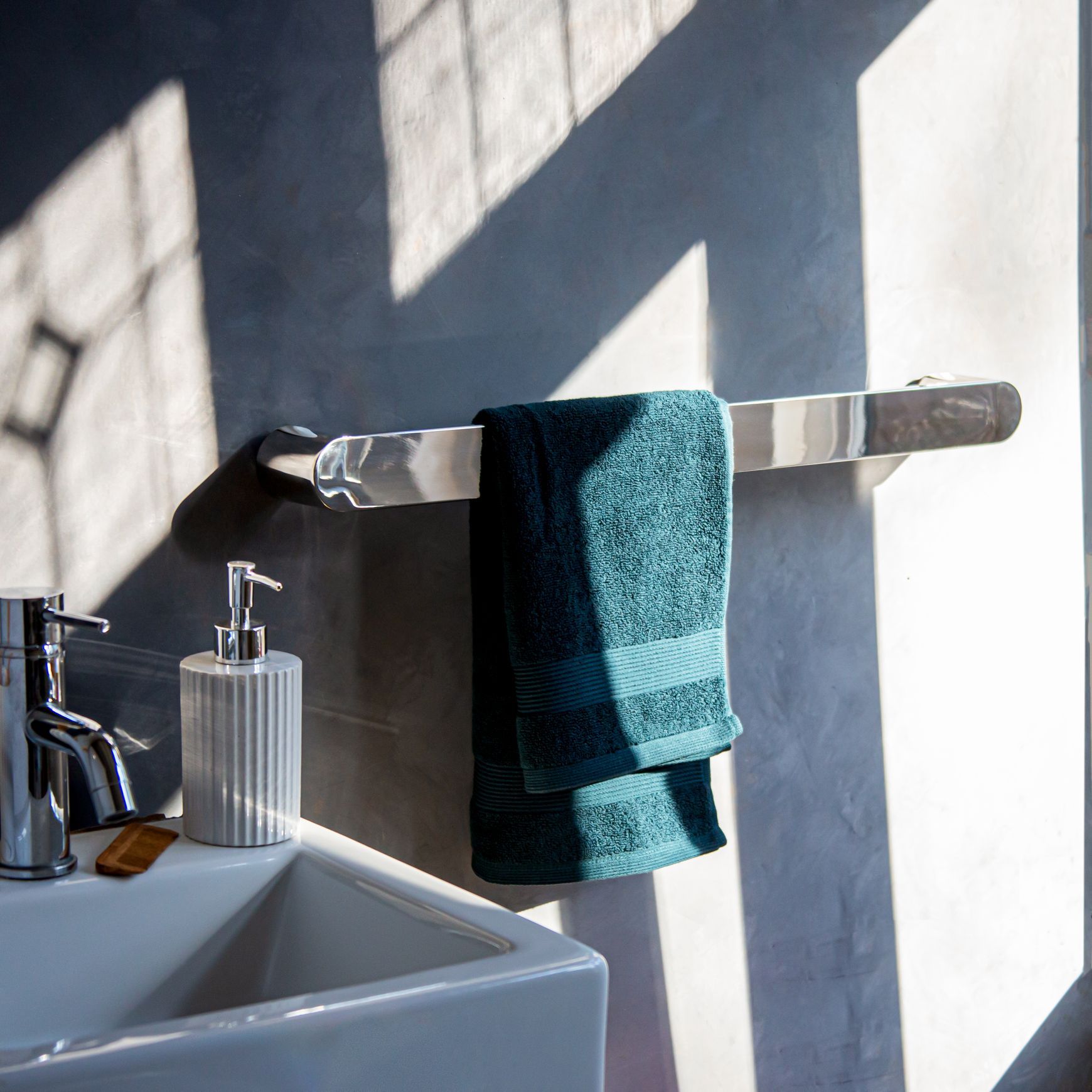 Code Round Single Bar Heated Towel Rail