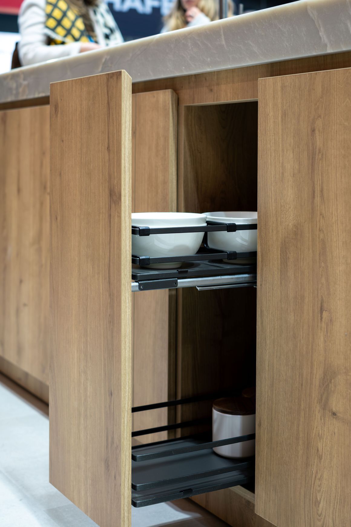 Lario | Narrow under-bench storage