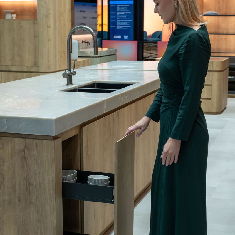 Lario | Narrow under-bench storage